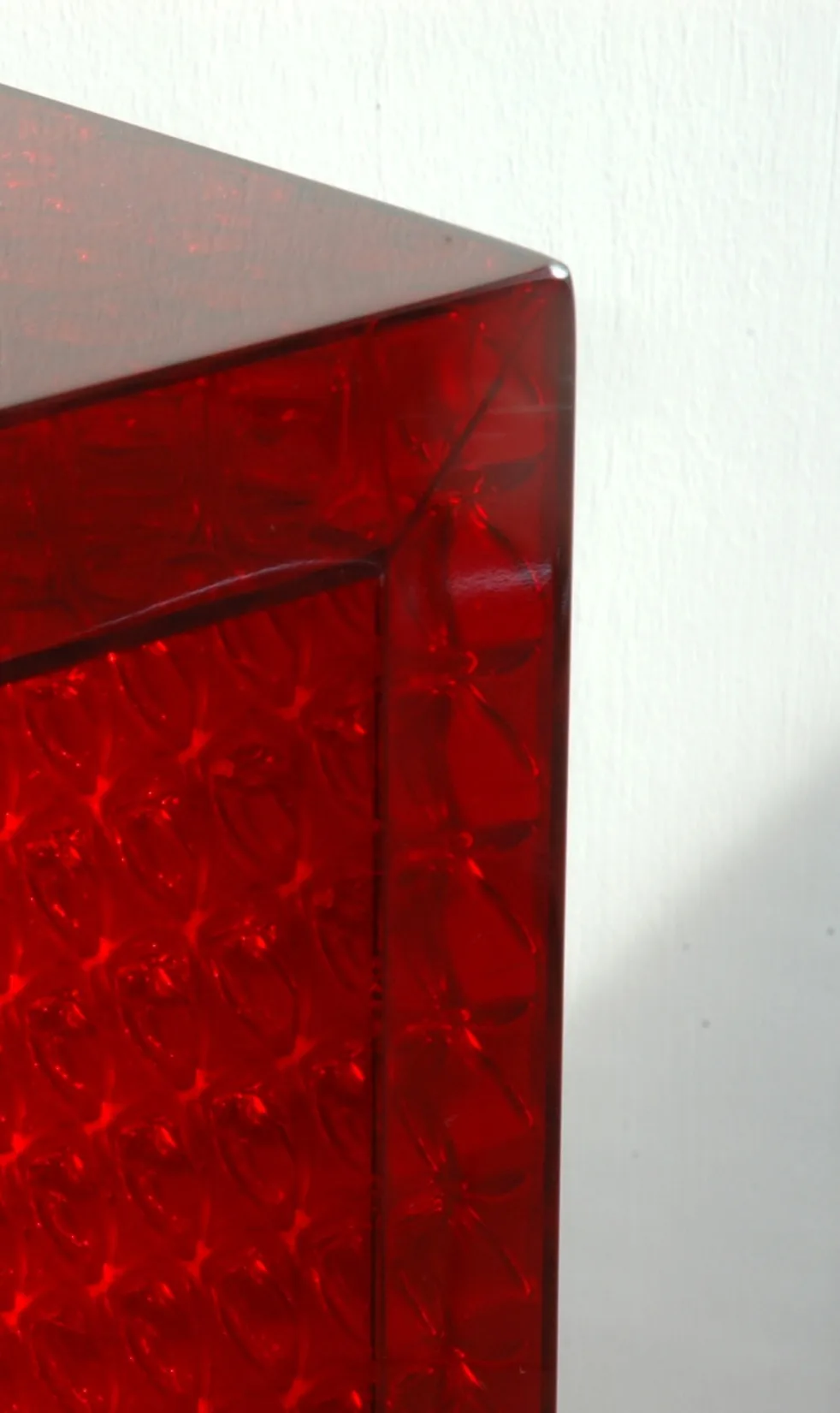 Mitred corner of a red honeycomb panel box
