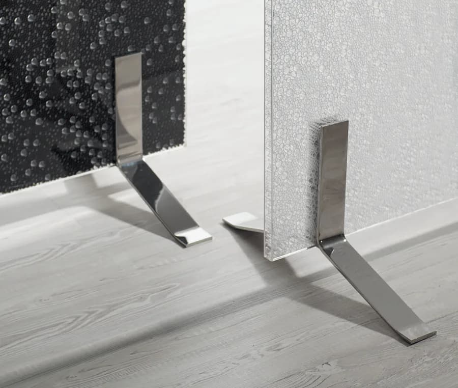 Upset Flat foot on two panels, one dark and one clear